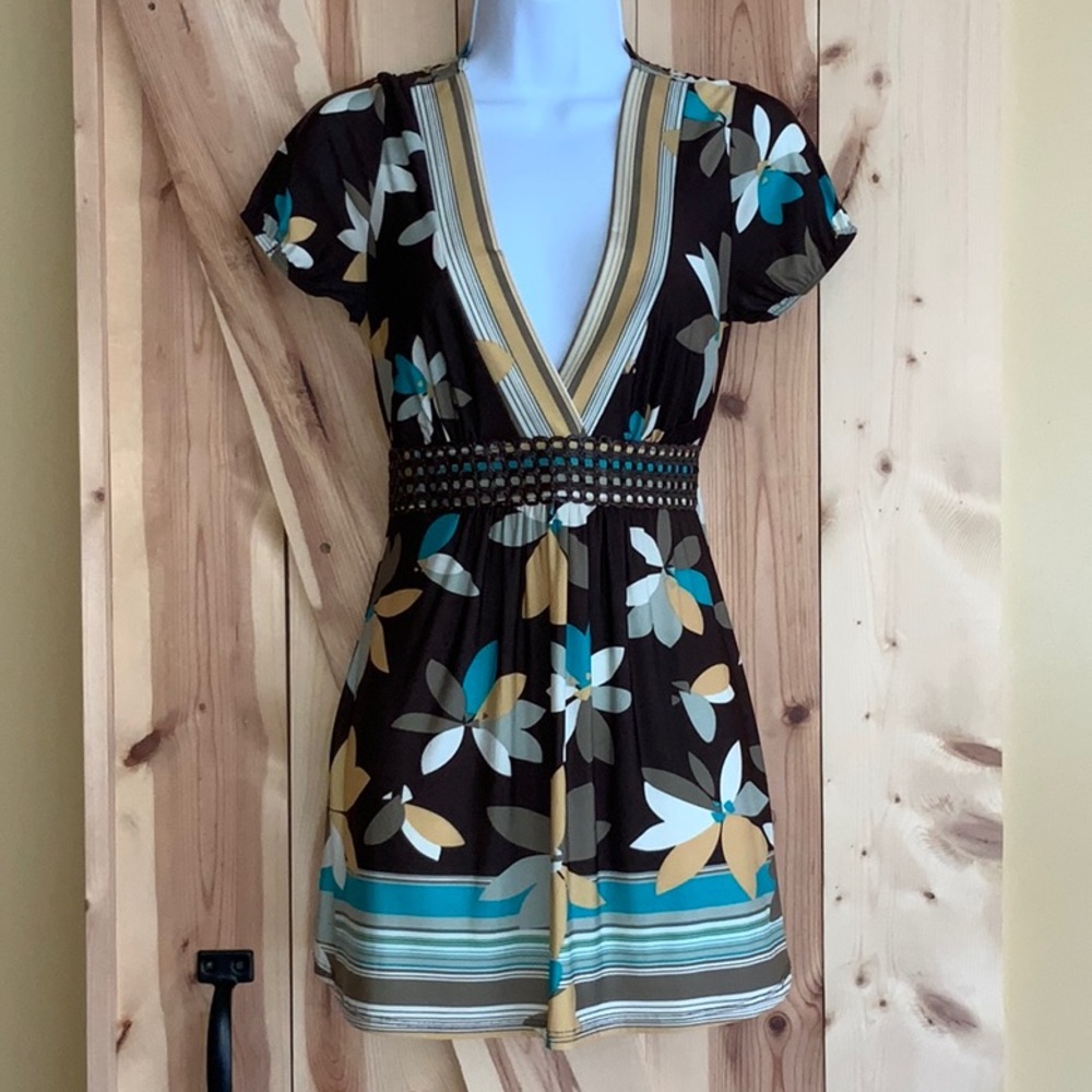 Charolette Russe V-neck Short Sleeve Top that Ties in the Back (Size Medium)